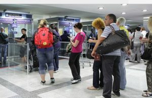 Иностранные туристы в аэропорту Вьетнама